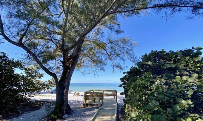 Vanderbilt Beach Condo | 2bd 2bth Vanderbilt Beach 4 min to Beach-14 day rentals starting April 1- Dec 30