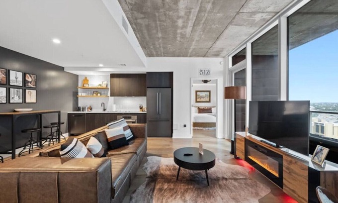Rainey Street Historic District Apartment | 2BD Luxe Condo | Pool | Views | Walk to Rainey St
