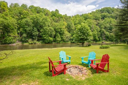 Crumpler House | 2Bd Riverfront with Expansive Outdoor Space, River Access, Fire Pit