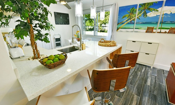 Melaleuca Gardens House | 2BD w/ Patio, Central Location, Close to Airport, 10min away from the Beach