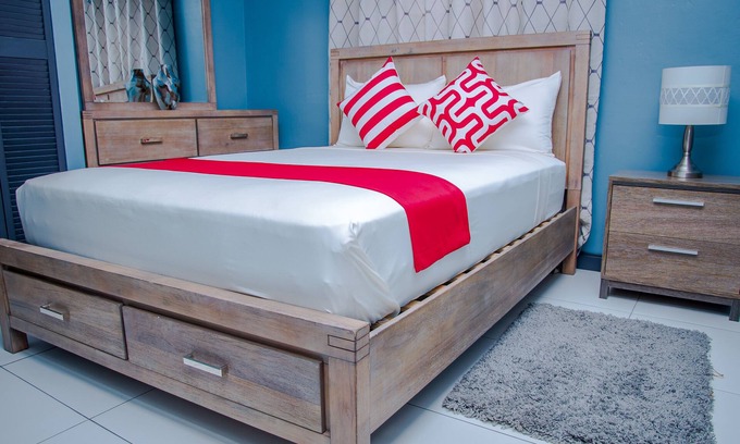 Kingston Apartment | 2Bdrm, Fully A/C, King Bed, Free Wifi, Walking distance from Devon House