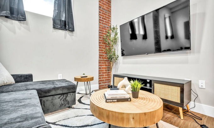 Cleveland Apartment | 2Bed 1Bath Free Parking 10 Min to DT Gym