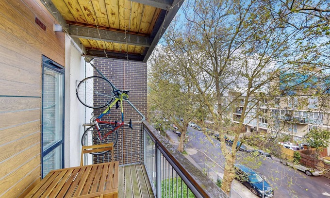 Stepney Green Apartment | 2Bed Flat w/ Lift & Balcony -10min to Tube Station