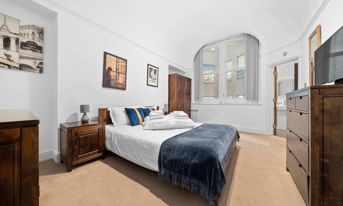 Lime Street Apartment | 2BG Converted Embassy 1BR sleeps 4 with Air Con