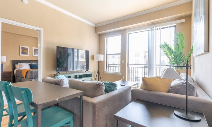 Cityplace Apartment | 2BR/2BA Uptown Suite With Pool, Gym & Fast Wi-Fi