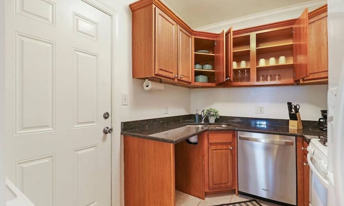 Old Irving Park Apartment | 2BR Alluring Apartment with Laundry