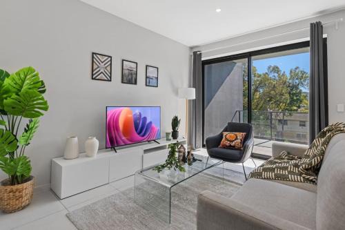 Macgregor Apartment | 2BR Apartment with Balcony Easy Access to Everywhere