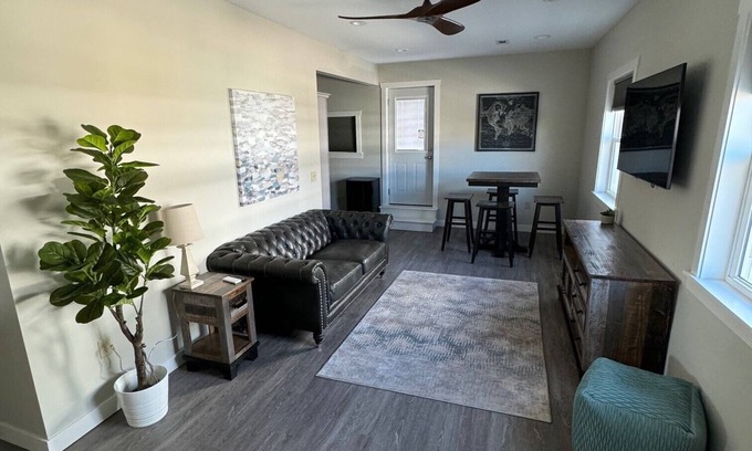 Milwaukee Apartment | 2BR apt w/laundry + parking