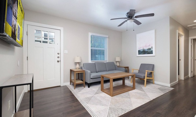 Southtown Apartment | 2BR Downtown Flat Insurance & Relocation Housing Fast Wi-Fi W/D Monthly