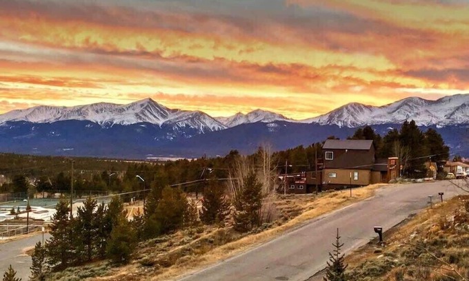 Leadville Condo | 2BR Epic Mountain View - Pet Friendly