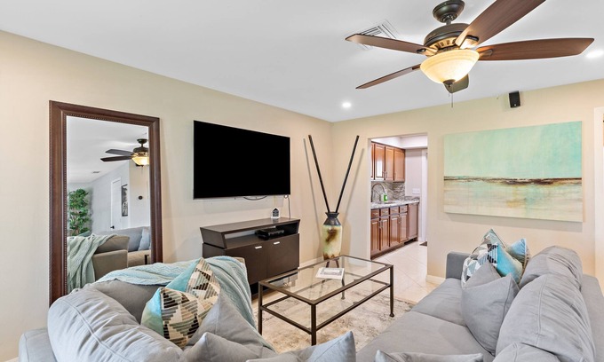 East Boca Raton House | 2BR - Hot Tub W/Peaceful Backyard 1 Mi to Beach