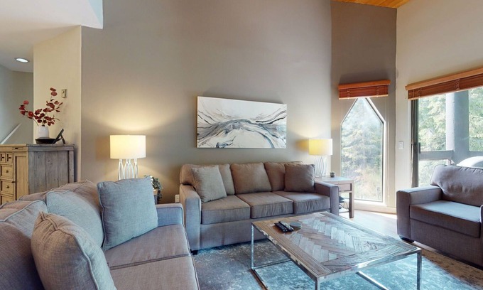 Blueberry Hill Condo | 2BR | Ironwood | King Bed | Common area Hot Tub and Pool | Private Patio w/BBQ | Parking