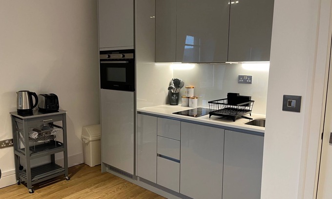 Watford Apartment | 2BR-Modern-FullKitchen-25minCentralLondon-Parking