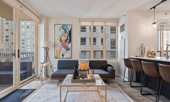 Rush and Division Apartment | 2BR near Riverwalk + downtown access