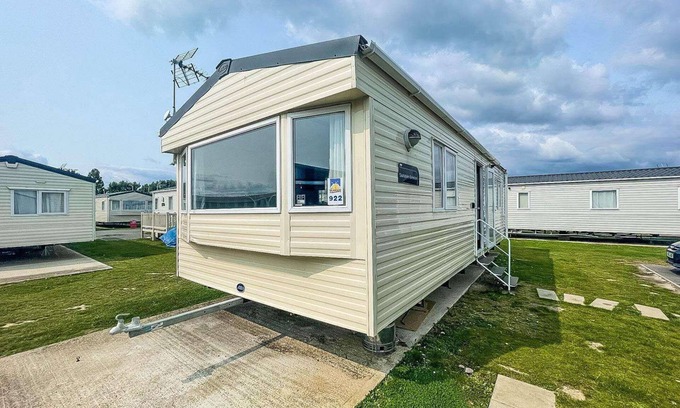 Clacton-on-Sea Cabin | 2br-sleeps6-wifi-freeparking-holidaypark
