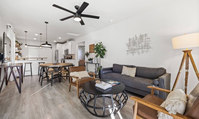 Central Sacramento House | 2BR Urban Retreat w/Netflix & Laundry, near DT Sac