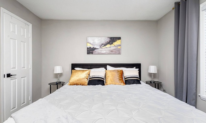 Brown Road Apartment | 2King BedsSmart TVs Fast Wi-Fi