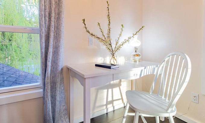 Centralia House | 2nd floor remodeled living space 1 mile from Historic downtown Centralia