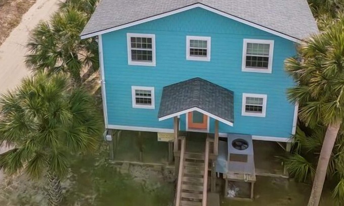 South Carolina Lowcountry House | 2nd Row on Point St.,NO PAVED RD TO CROSS! 4Br/3bth OCEANVIEWS, Linens Included!