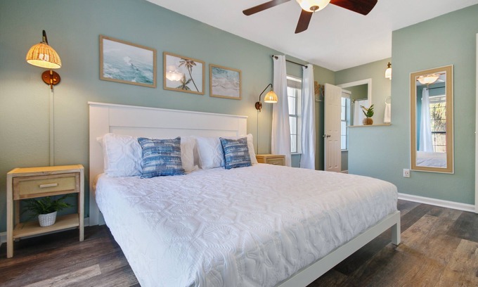 Crescent Beach House | ☀️ 3/2 beach home🏖️5 min walk 2 beach🐕Dogs OK🚙Parking🏍️Garage 4 motorbike