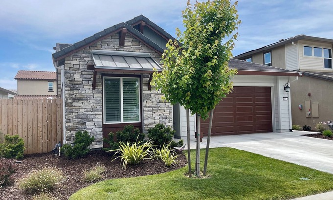 Lincoln House | 3/2 - Family Friendly, Fully Furnished w/Jacuzzi
