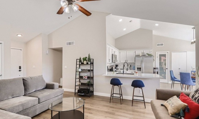 Glendale House | 3/2 Quiet Home w/Pool w/in driving distance of major shopping and entertainment.