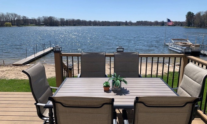Coral Cottage | 3-BD, 2 Bth, Lake Front cottage, Beach, dock, Fire Pit, Hot Tub in 2025