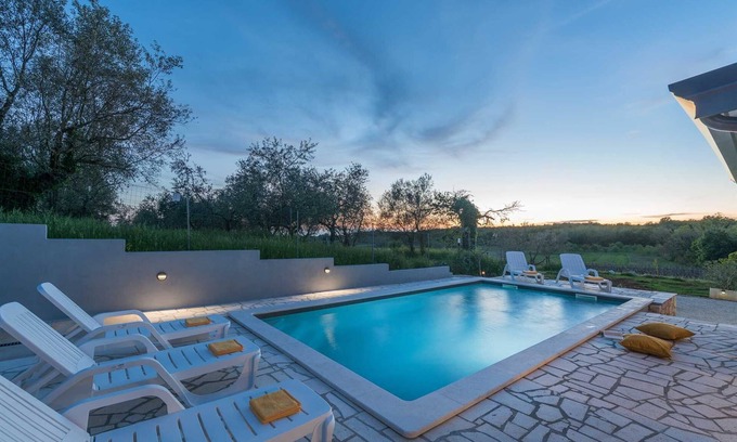 Radini Villa | 3 BD Villa with Private pool, Jacuzzi and Volleyball Court