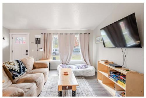 Deer Park House | 3 Bdrm, Family, Pet friendly home 15 min North of Spokane