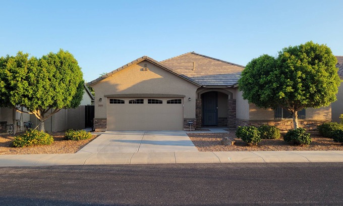 Surprise Farms House | 3 Bdrm, Hot Tub, Fire Pit, Putting Green. Close to MLB Spring Training Stadiums