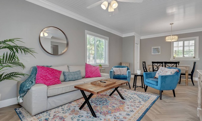 South Miami House | 3 Bed 1 Bath Near Dadeland Mall 25 Min to Beach