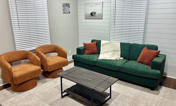 Atlanta House | 3 Bed 2 Bath Fall Themed Bungalow with Weighted Blankets.