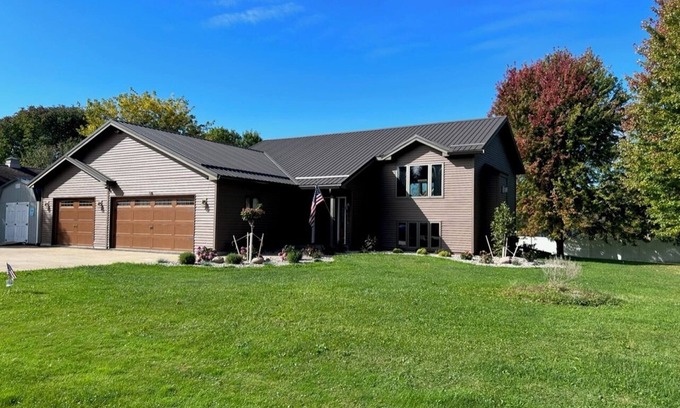 Marshfield House | 3-bed, 3-bath, 3-car garage executive home in Marshfield, WI