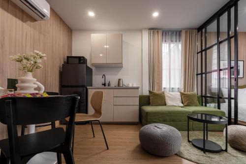 Bangkok Central Business District Apartment | 3 Bed 3 Bath/Luxury/1 min walk to BTS Asok