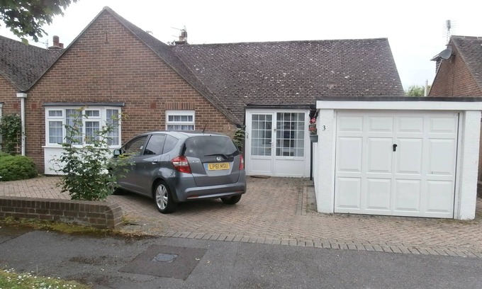 Highcliffe-on-Sea House | 3 bed bungalow with large garden. discount on selected dates for weekly bookings