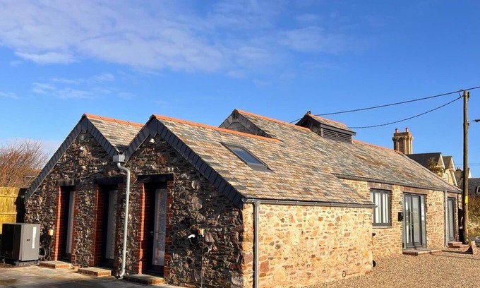 Newton Ferrers Cottage | 3 Bed Barn Conversion - 2 minutes to Mothecombe Beach. Dog & Children Friendly!