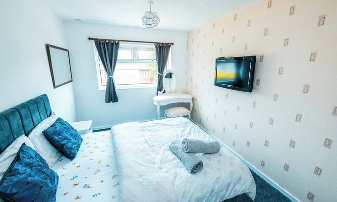Salford House | 3-Bed City Retreat - Sleeps 7, Garden & Parking