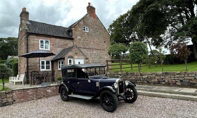 Cauldon Low House | 3 Bed Cottage Alton Towers Chatsworth Polars Peaks
