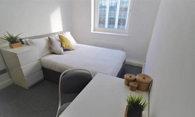 Leeds Apartment | 3 Bed Flat | 10 Minute Walk from City Centre
