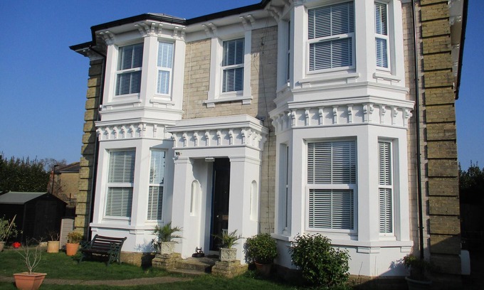 Ryde Apartment | 3 Bed Flat - Sleeps 5 - Garden - Parking - Wifi