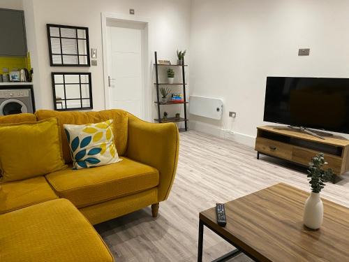 Cwmbrwla Apartment | 3 Bed Flat - Sleeps 6 - Parking - Wifi