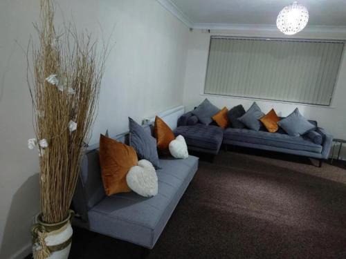 Oadby House | 3 Bed House - Sleeps 6 - Parking - Wifi