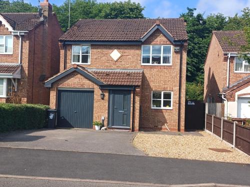Uttoxeter House | 3 Bed House - Sleeps 6 - Pets - Parking - Wifi