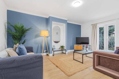 Heston Central House | 3 Bed House Sleeps 8 -Near Heathrow -Free Parking