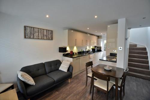 Finsbury Park Apartment | 3 bed London home, free parking & self check in