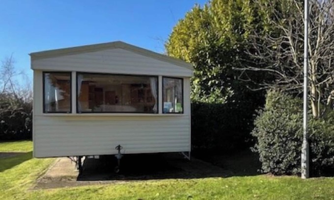 Caister-on-Sea Ski Chalet | 3-Bed Seaside Holiday Home & Parking