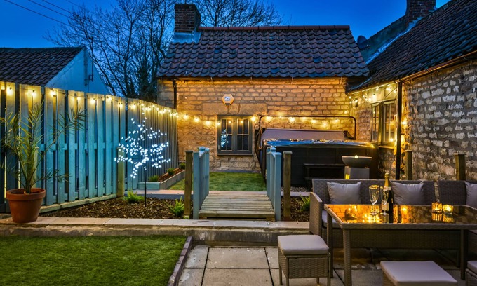 Pickering Apartment | 3 Bed - Sleeps 12, Garden Rooftop & Hot Tub