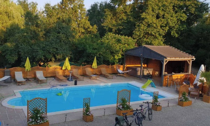 Chateau-Garnier Villa | 3 Bed Villa Sleeps 5 - Hot Tub, Pool, Parking