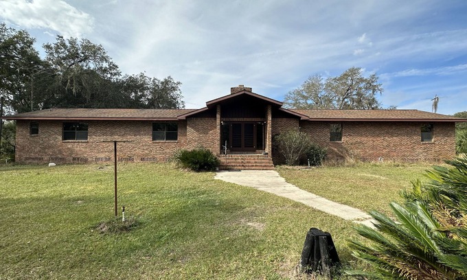 Astor House | 3 BEDROOM, 2.5 BATH HOME ON 10 ACRES IN ASTOR FL! TONS OF PARKING!