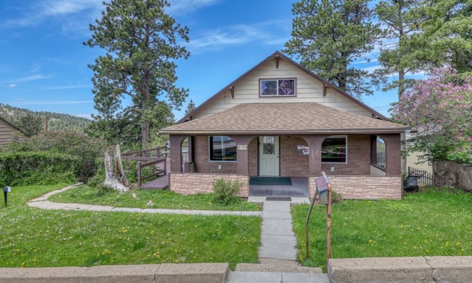 Deadwood House | 3 Bedroom 2 bath W/amazing deck views 3mi from Deadwood
